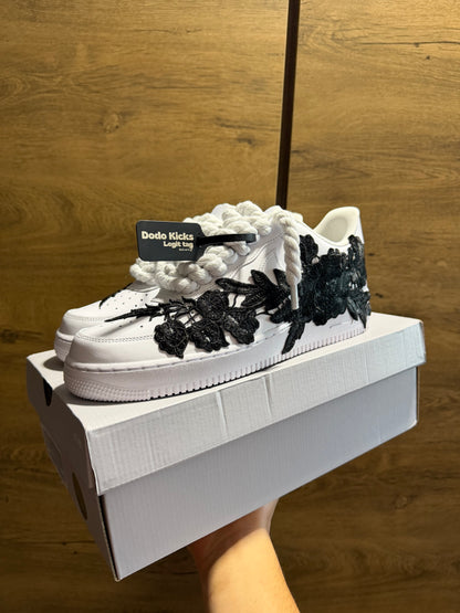 Nike Air Force 1 White "ROSE BLACK ROPELACE” szembe néz