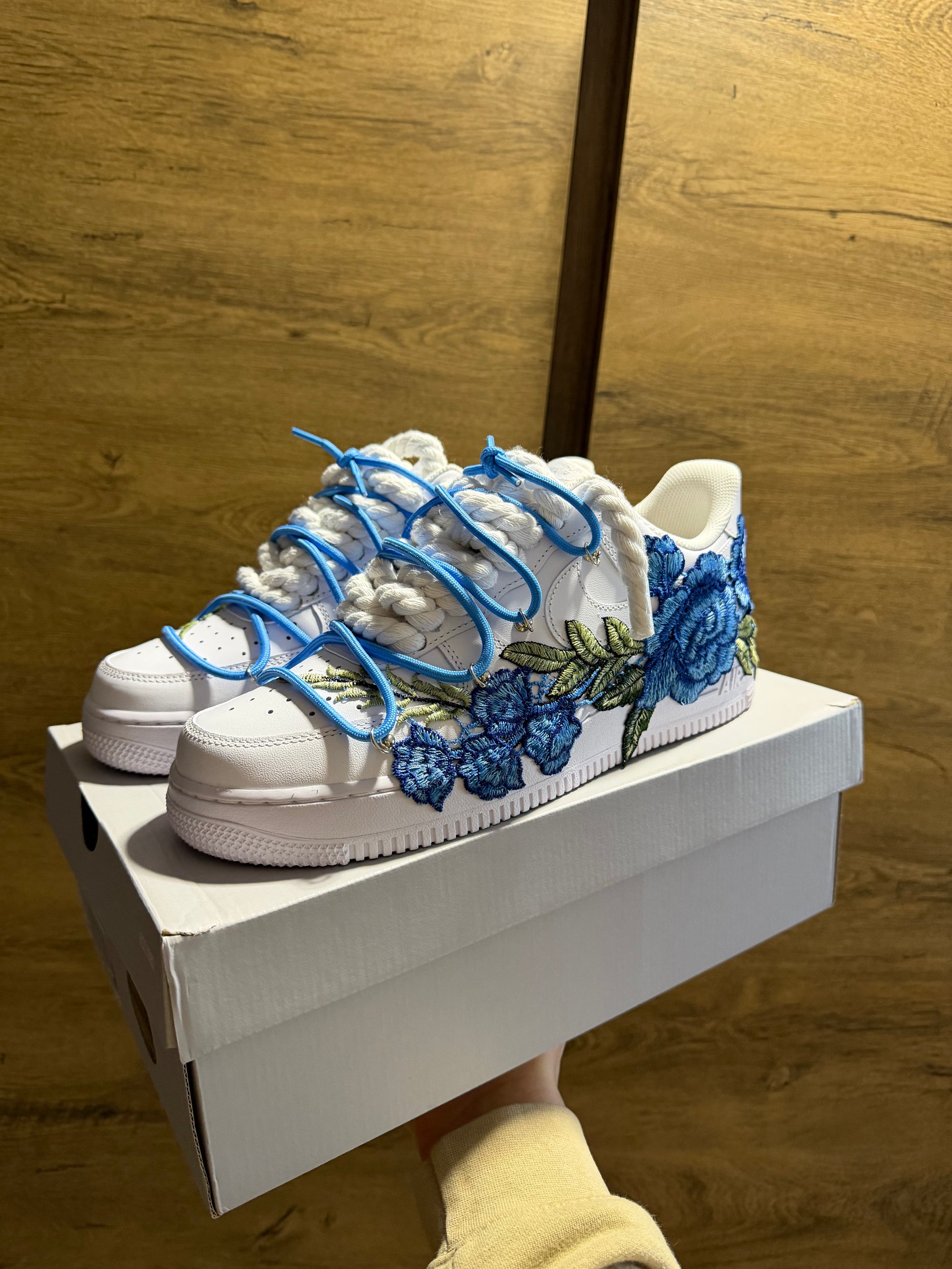 Nike Air Force 1 White "ROSE BLUE ROPELACE DOUBLE LACE” szembe nézet