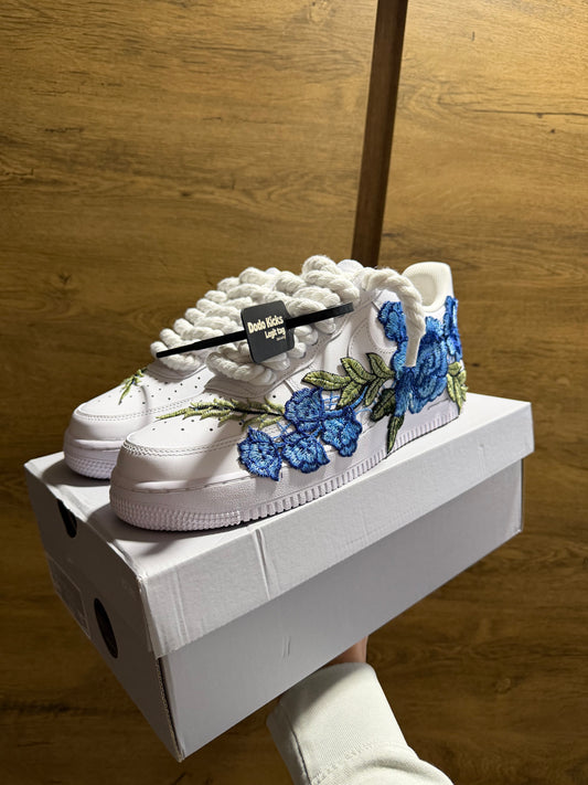 Nike Air Force 1 White "ROSE BLUE ROPELACE” szembe nézet