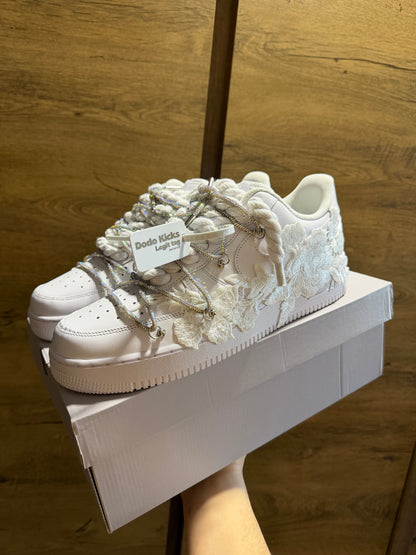 Nike Air Force 1 White "ROSE WHITE ROPELACE CRYSTAL LACE” elöl nézet