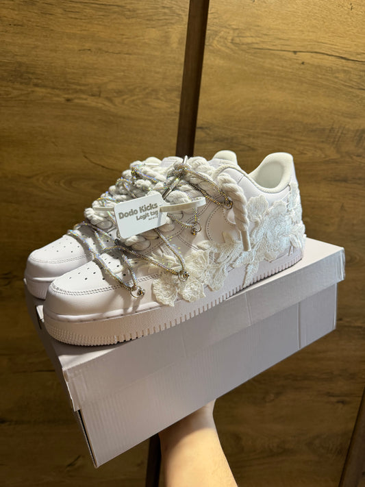 Nike Air Force 1 White "ROSE WHITE ROPELACE CRYSTAL LACE” elöl nézet