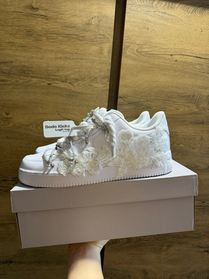 Nike Air Force 1 White "ROSE WHITE ROPELACE CRYSTAL LACE” oldal nézet