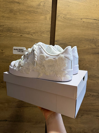 Nike Air Force 1 White "ROSE WHITE ROPELACE CRYSTAL LACE” sarok nézet