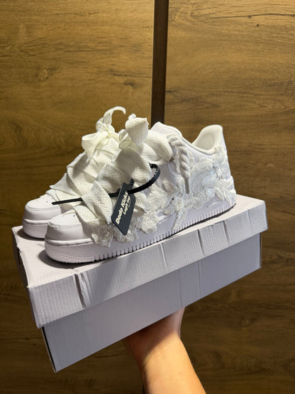 Nike Air Force 1 White "ROSE WHITE ROPELACE LANVIN LACE” szembe nézet