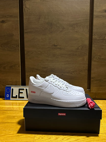 Nike Air Force 1 x Supreme "White" oldal nézet