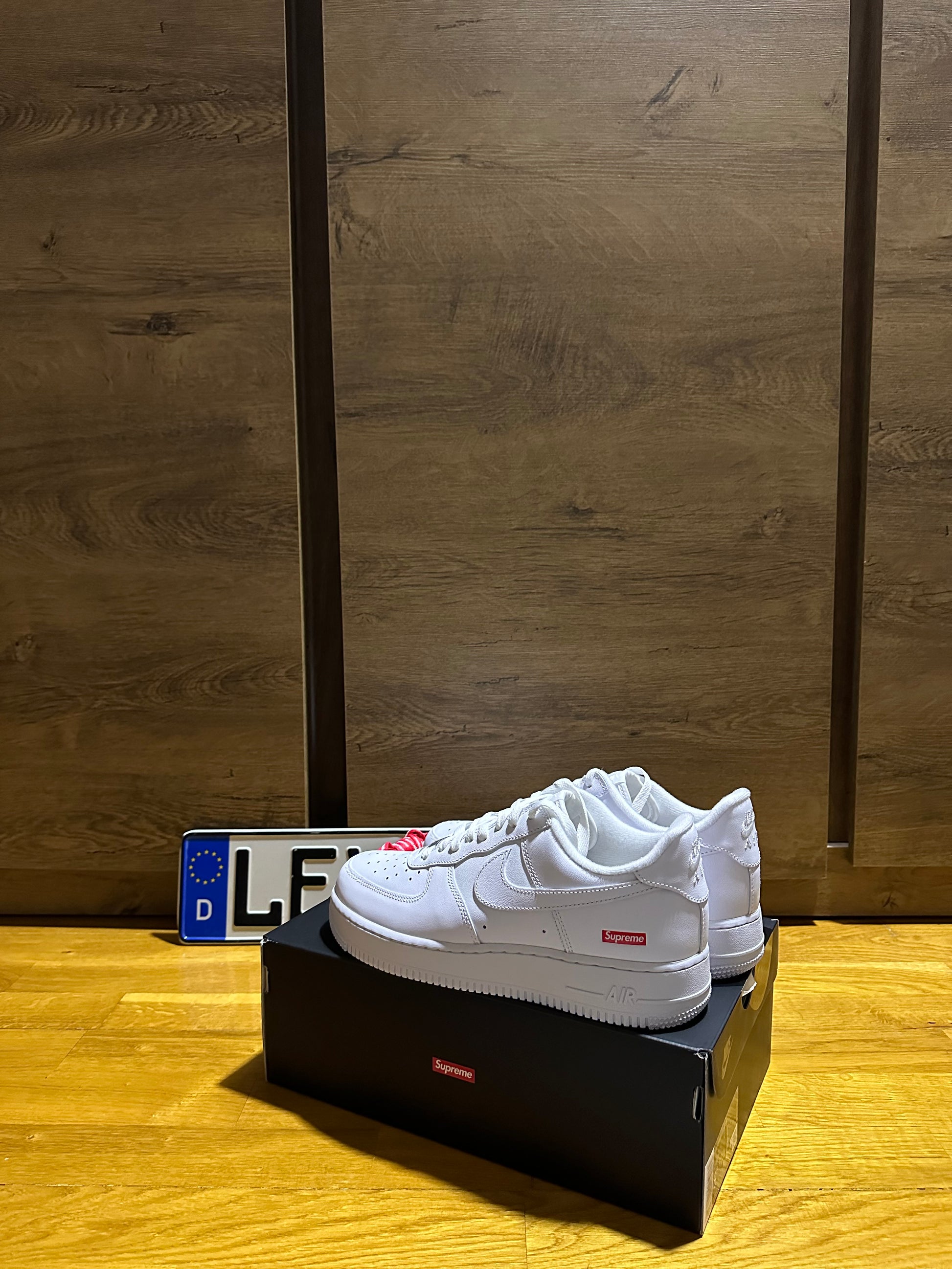 Nike Air Force 1 x Supreme "White" sarok nézet