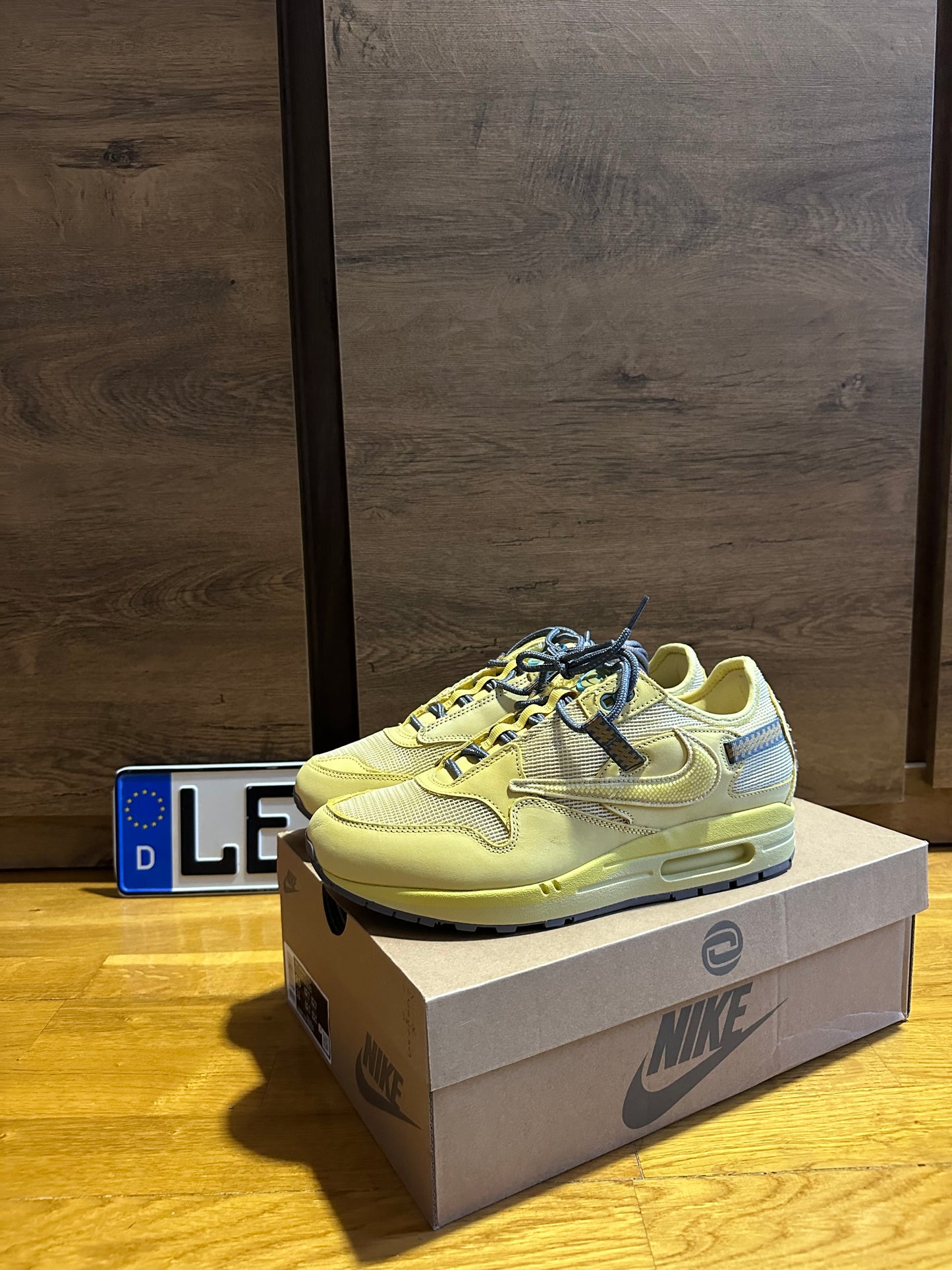 Nike Air Mx 1 x Travis Scott "Saturn Gold" szembe nézet