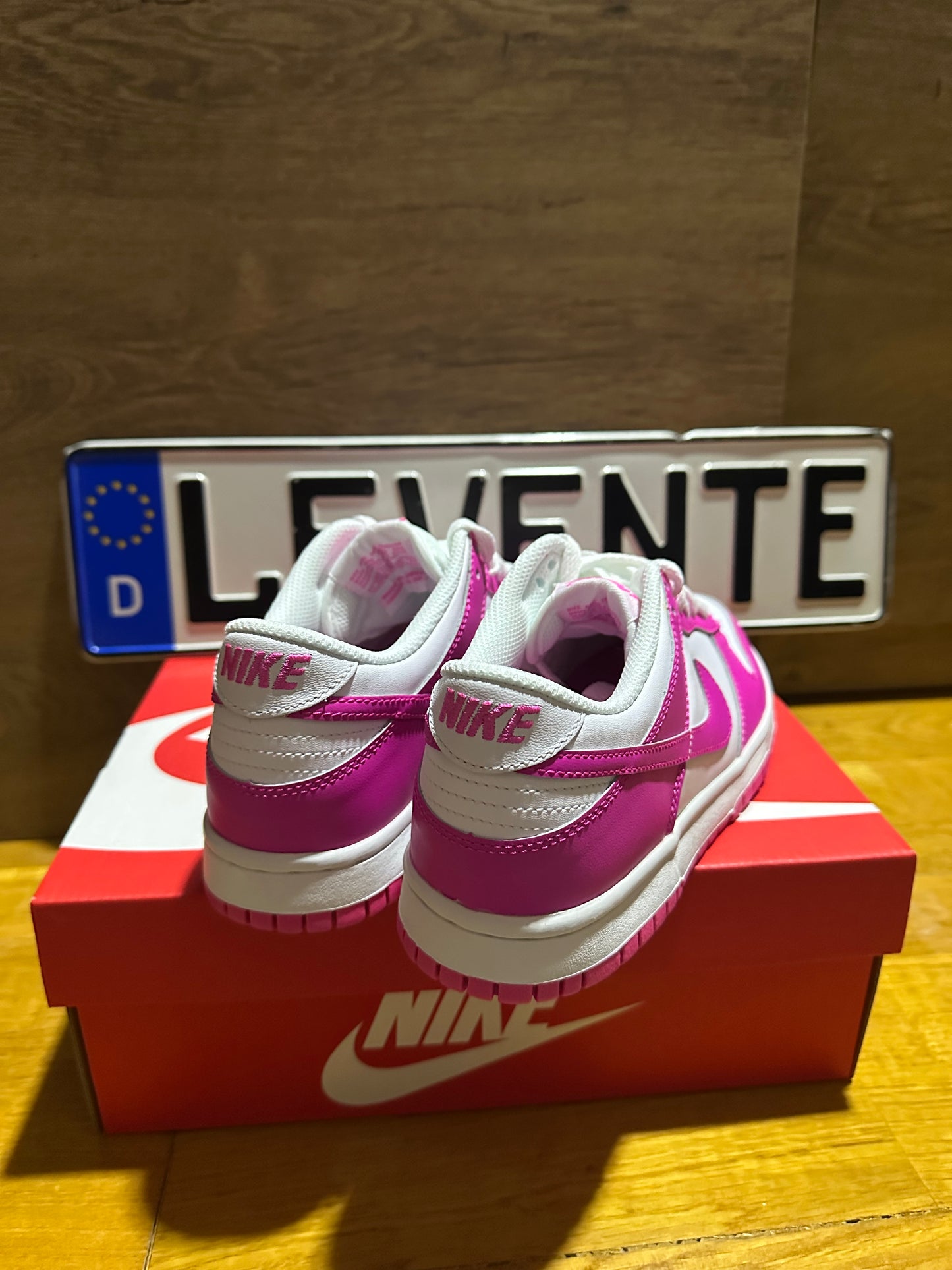 Nike Dunk “Laser Fuchsia” sarok nézet