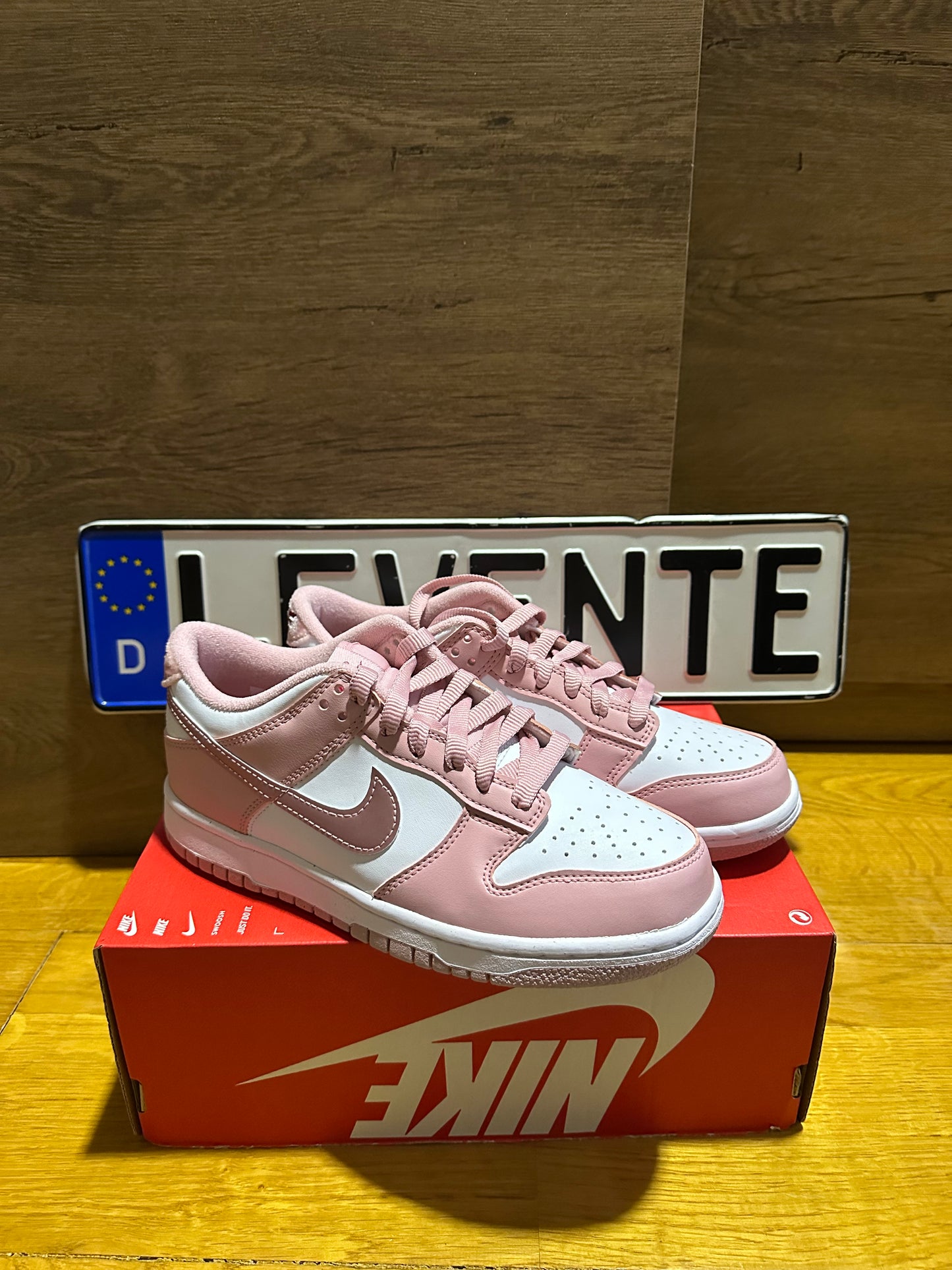 Nike Dunk “Pink Velvet” oldal nézet
