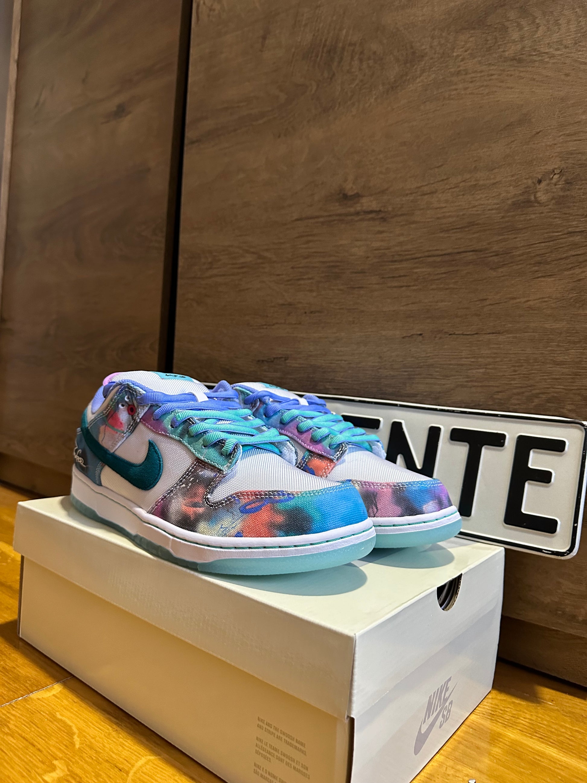 Nike SB Dunk "Futura" szembe nézet