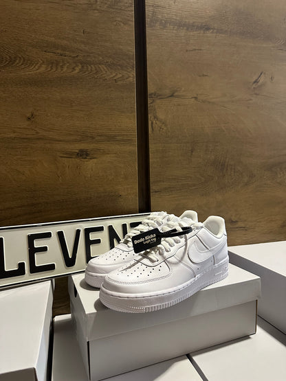 nike Air Force 1 triple white szembe nézet